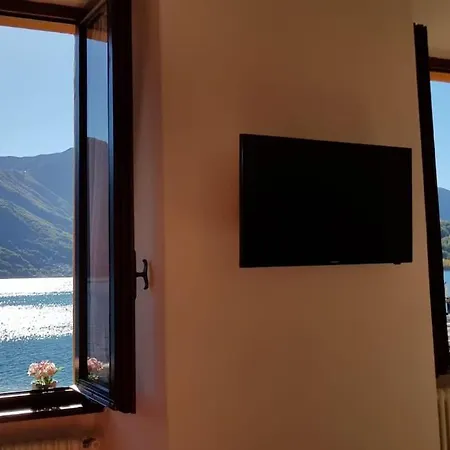 Rita's Window: Front With View Apartment *